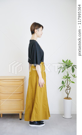 Women's autumn and summer fashion coordination, full body (vertical). 117995364