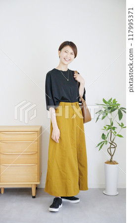 Women's autumn and summer fashion coordination, full body (vertical). 117995371