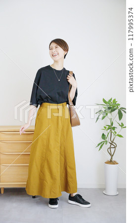 Women's autumn and summer fashion coordination, full body (vertical). 117995374