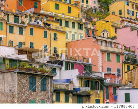 Cinque Terre, Italy: Houses of Riomaggiore lined up on cliffs 117995405