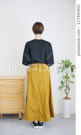 女性秋冬服裝的時尚協調，全身（肖像）。 117995802