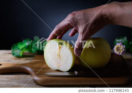 質地酥脆的二十世紀梨（黑色背景） 117996143