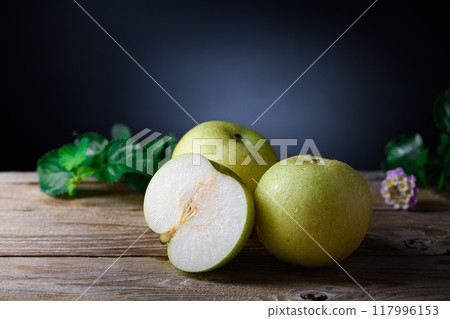 質地酥脆的二十世紀梨（黑色背景） 117996153