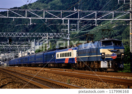 2006年運行於東海道線的EF6647藍色列車那霸/曉 117996168