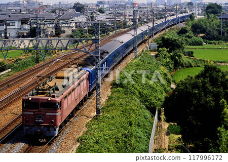 2006年在東海道線運行的EF81101藍色列車日本海4號 117996172