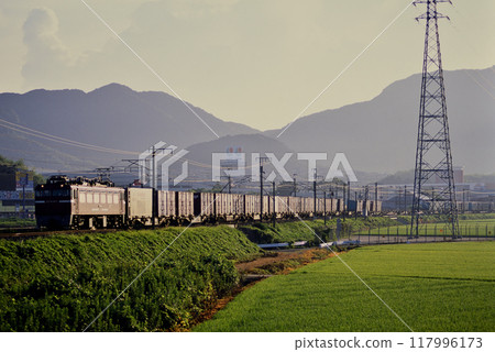2006年在鹿兒島本線運行的ED761017貨櫃貨運列車 117996173