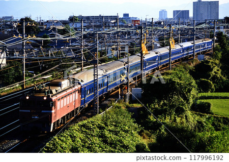 2006年在東海道線運行的EF81106藍色列車日本海2號 117996192