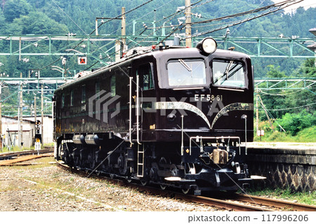2006: EF5861 electric locomotive in storage 117996206