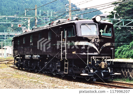2006: EF5861 electric locomotive in storage 117996207