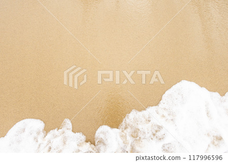 Waves to beat on the sandy beach 117996596