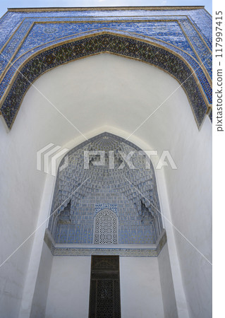 A white ancient portal  of the 15th century Registan Madrasah in Samarkand, Uzbekistan 117997415