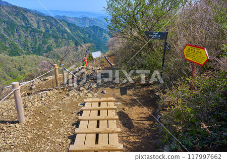 Spring in Kanagawa Prefecture, Hadano City, Tanzawa from Sannoto to Karasuo Mountain, hiking trail sign near Sannoto Jizo on the main ridge 117997662