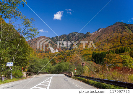 Autumn leaves at Hirayu Onsen in the Okuhida Onsen area 117997755