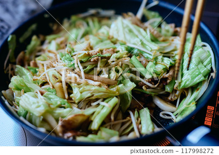 make fried noodles 117998272
