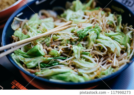 make fried noodles make fried noodles 117998273