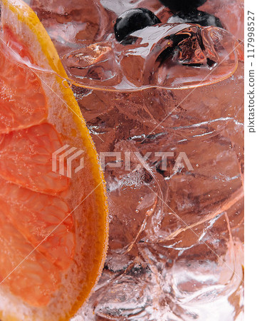 Close-up of iced drink with grapefruit slice 117998527