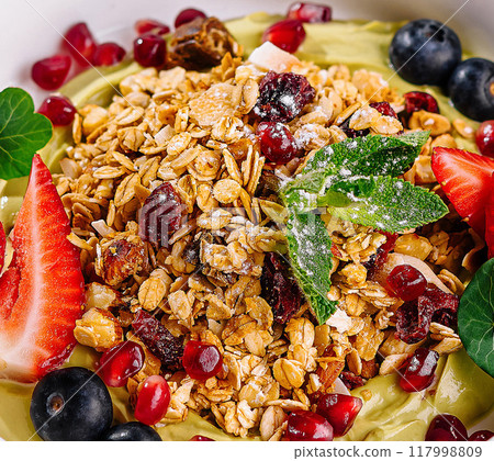 Healthy granola bowl with fresh berries 117998809