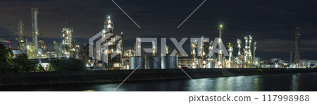 Night view of the Yokkaichi Petrochemical Complex from Taisho Bridge in Yokkaichi, Mie Prefecture, Japan 117998988