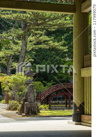 Japan: Niomon Gate and Renju Bridge over Renma Pond at Kongoshoji Temple in Dake, Asakuma-cho, Ise City, Mie Prefecture Japan: Niomon Gate and Renju Bridge over Renma Pond at Kongoshoji Temple in Dake, Asakuma-cho, Ise City, Mie Prefecture 117999079