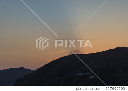 日本三重縣志摩市的鹽岡濱海灘和日落天空 117999203