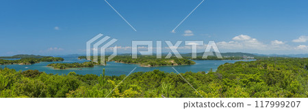 從日本三重縣志摩市富山公園霧垣觀景台看到的島嶼和英虞灣 從日本三重縣志摩市富山公園霧垣觀景台看到的島嶼和英虞灣 117999207