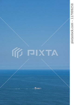 從日本三重縣鳥羽市珍珠路沿線的鳥羽觀景台看到的太平洋和船隻 117999258