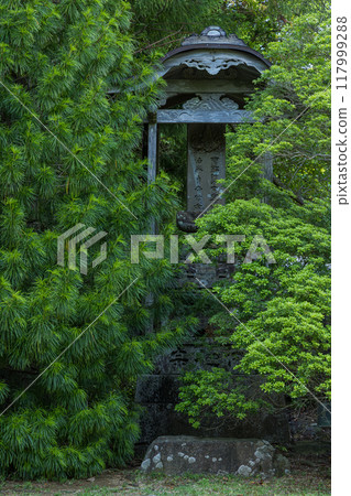 日本三重縣伊勢市淺熊町岳 Kongoshoji 寺的紀念碑 117999288