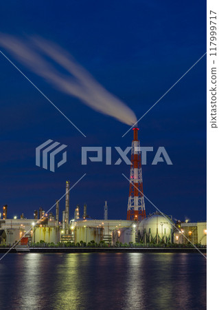 日本三重縣四日市市四日市工業園區的煙囪冒著濃煙和工廠夜景 117999717