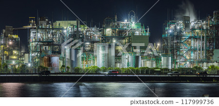 Night view of the Yokkaichi Petrochemical Complex in Yokkaichi, Mie Prefecture, Japan 117999736