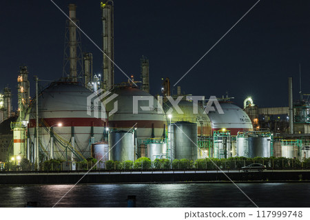 Night view of the Yokkaichi Petrochemical Complex in Yokkaichi, Mie Prefecture, Japan Night view of the Yokkaichi Petrochemical Complex in Yokkaichi, Mie Prefecture, Japan 117999748