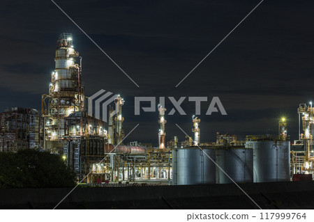 從日本三重縣四日市市大正橋看四日市工業園區夜景 117999764