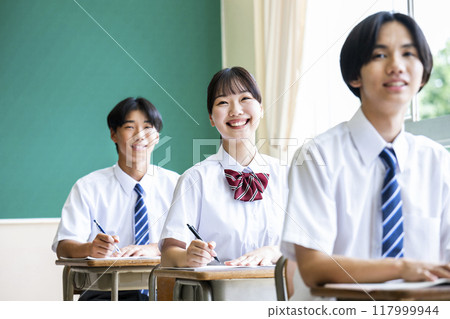 Classroom, boys and girls, high school, junior high school, smiling 117999944