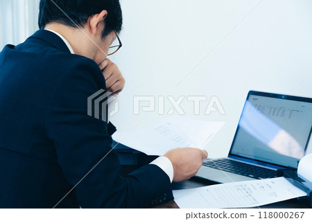 男性商人掃描文件 118000267