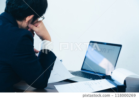 男性商人掃描文件 118000269