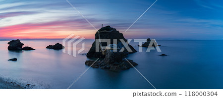 日本三重縣伊勢市二見浦二見興玉神社夫婦的岩石和日落天空 118000304