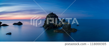 日本三重縣伊勢市二見浦二見興玉神社夫婦的岩石和日落天空 日本三重縣伊勢市二見浦二見興玉神社夫婦的岩石和日落天空 118000305