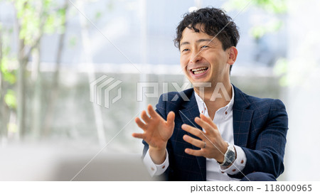 微笑的商人用手勢說話 118000965