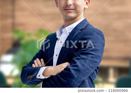 雙臂交叉微笑的男性商人 118000966