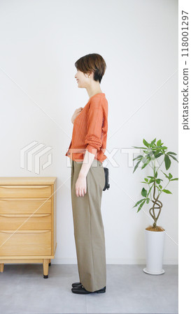 Women's autumn and summer fashion coordination, full body (vertical). Women's autumn and summer fashion coordination, full body (vertical). 118001297