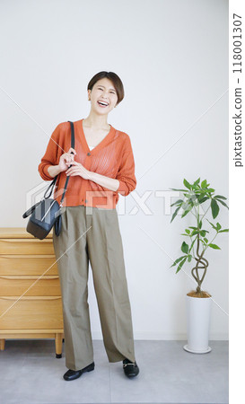 Women's autumn and summer fashion coordination, full body (vertical). 118001307