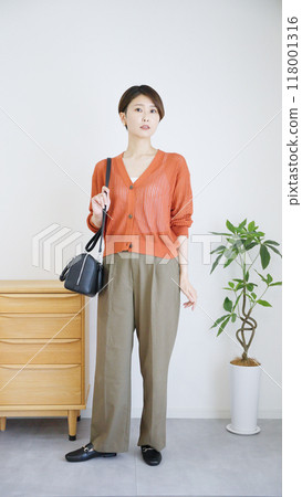 Women's autumn and summer fashion coordination, full body (vertical). 118001316