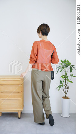 女性秋冬服裝的時尚協調，全身（肖像）。 118001321