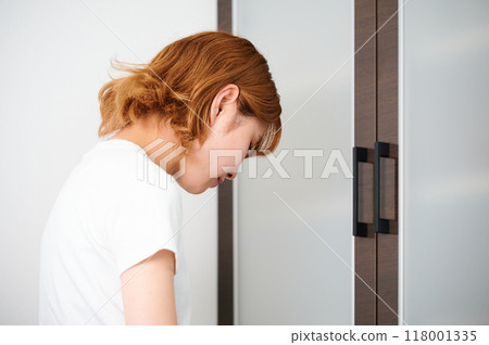 女人打開櫥櫃、家事、烹飪、生活 118001335