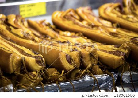 Traditional cured meat on market stall 118001590