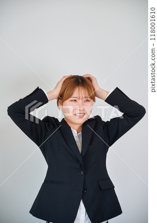 工作中沮喪的女商人 工作中沮喪的女商人 118001610