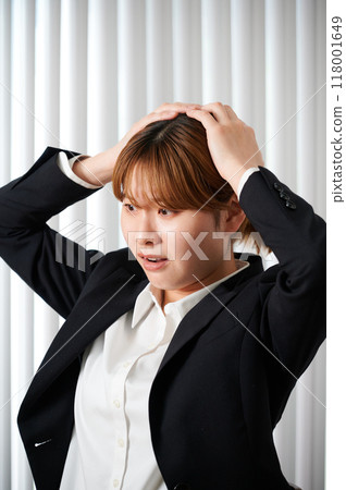 工作中沮喪的女商人 工作中沮喪的女商人 118001649