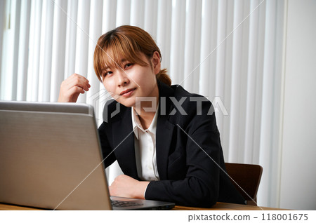 工作中沮喪的女商人 工作中沮喪的女商人 118001675