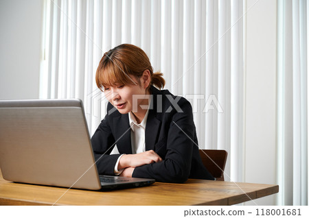 工作中沮喪的女商人 118001681