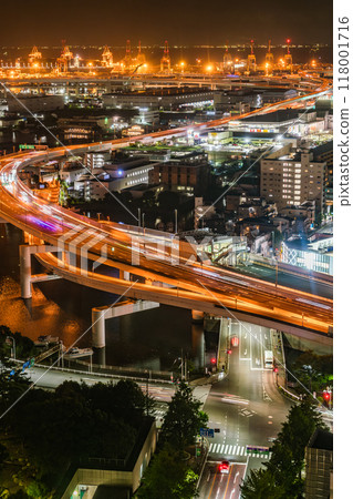 [神奈川縣] 夜間的本牧碼頭和高速公路 118001716