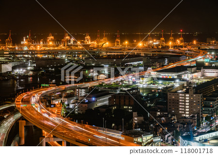 [神奈川縣] 夜間的本牧碼頭和高速公路 118001718